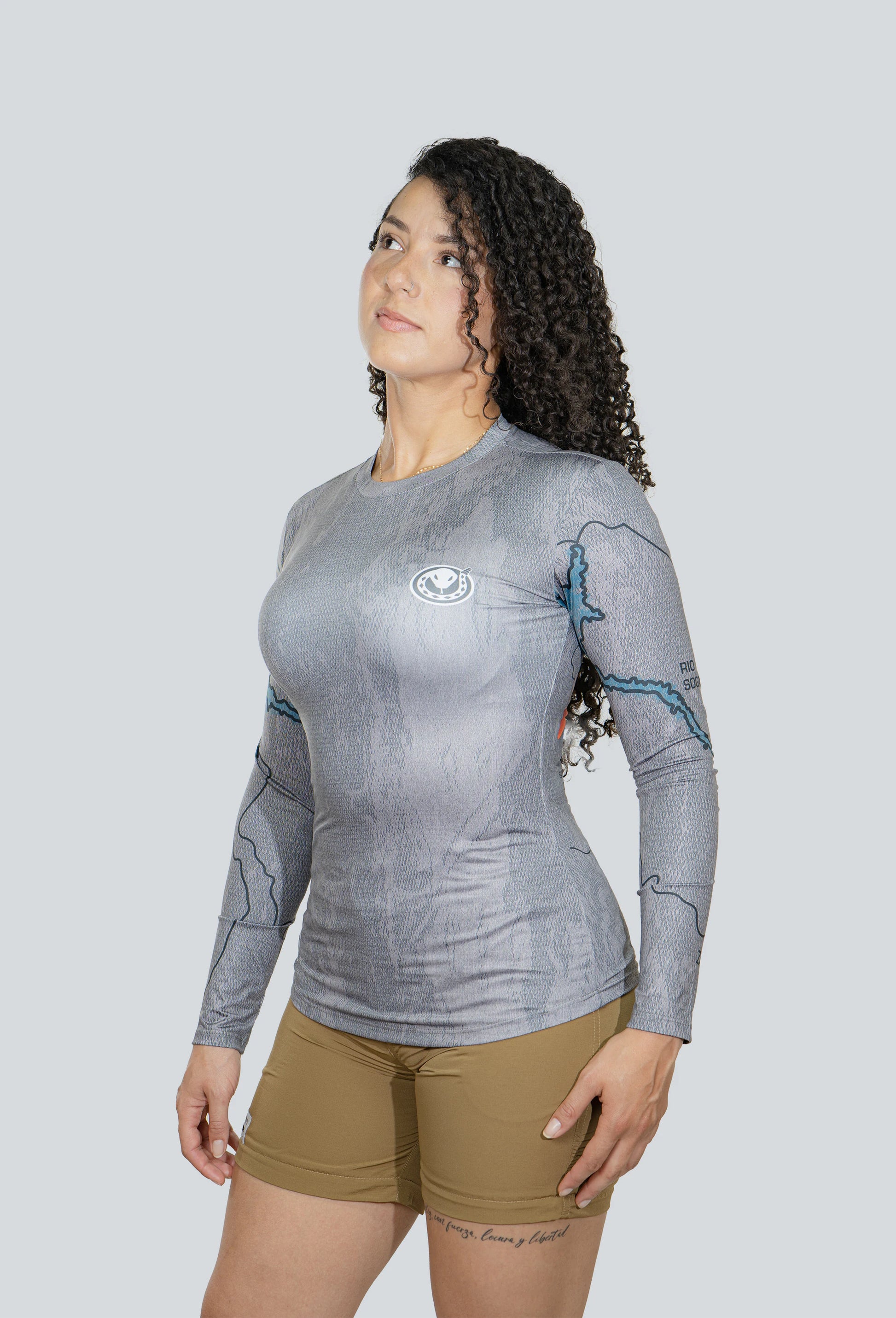Jersey cuello redondo tucunare mapa topocoro fondo gris