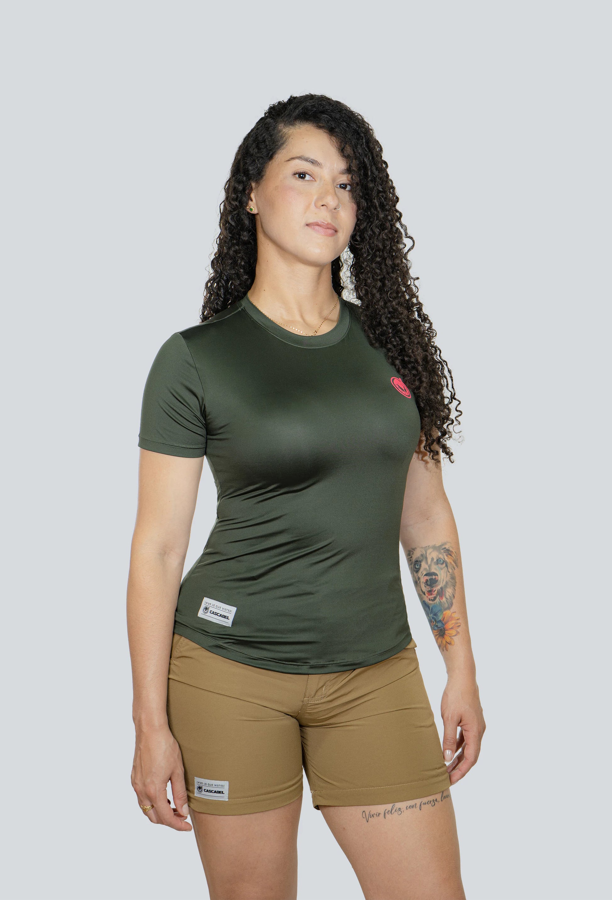 Camiseta en licra verde militar oscuro fondo entero
