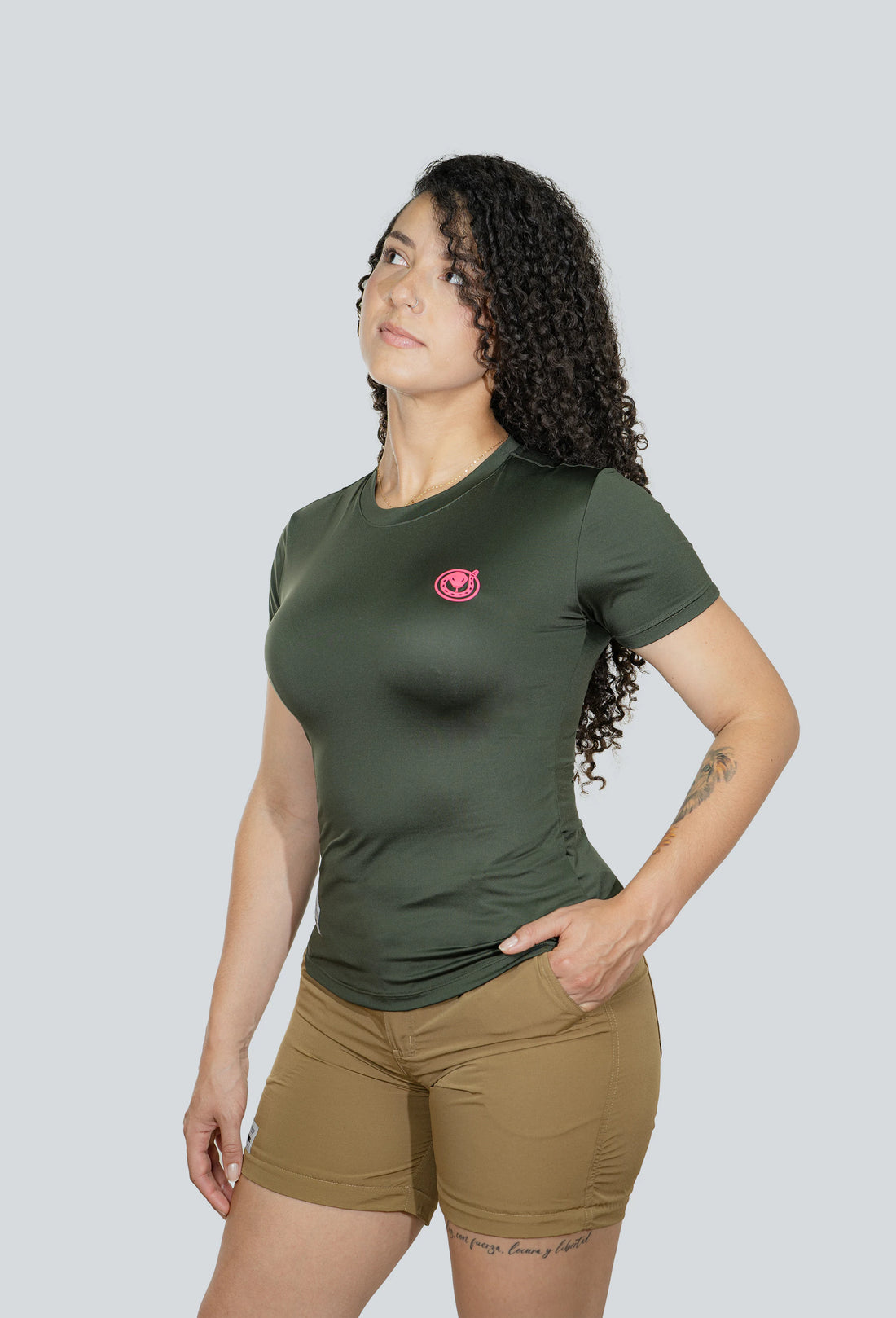 Camiseta en licra verde militar oscuro fondo entero
