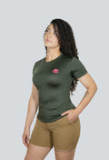 Camiseta en licra verde militar oscuro fondo entero