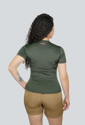 Camiseta en licra verde militar oscuro fondo entero