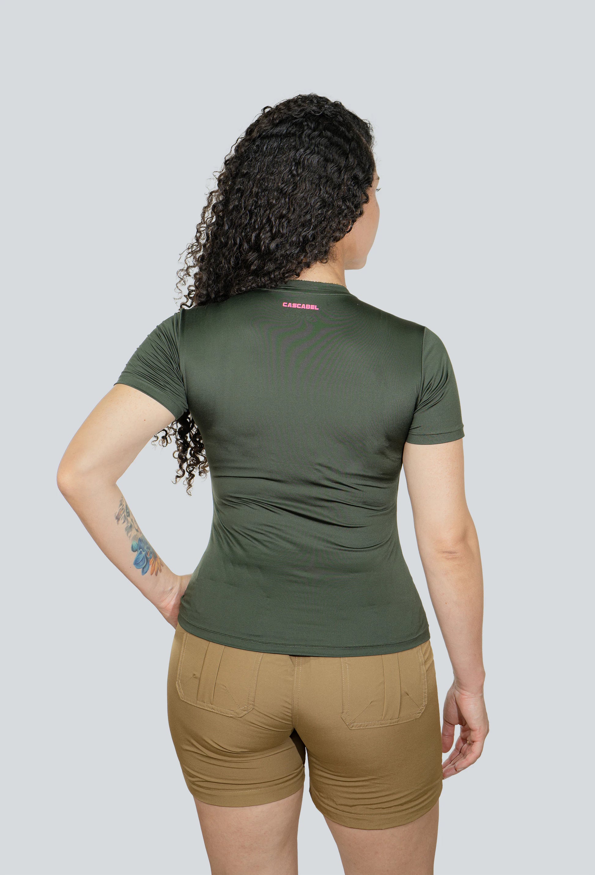 Camiseta en licra verde militar oscuro fondo entero