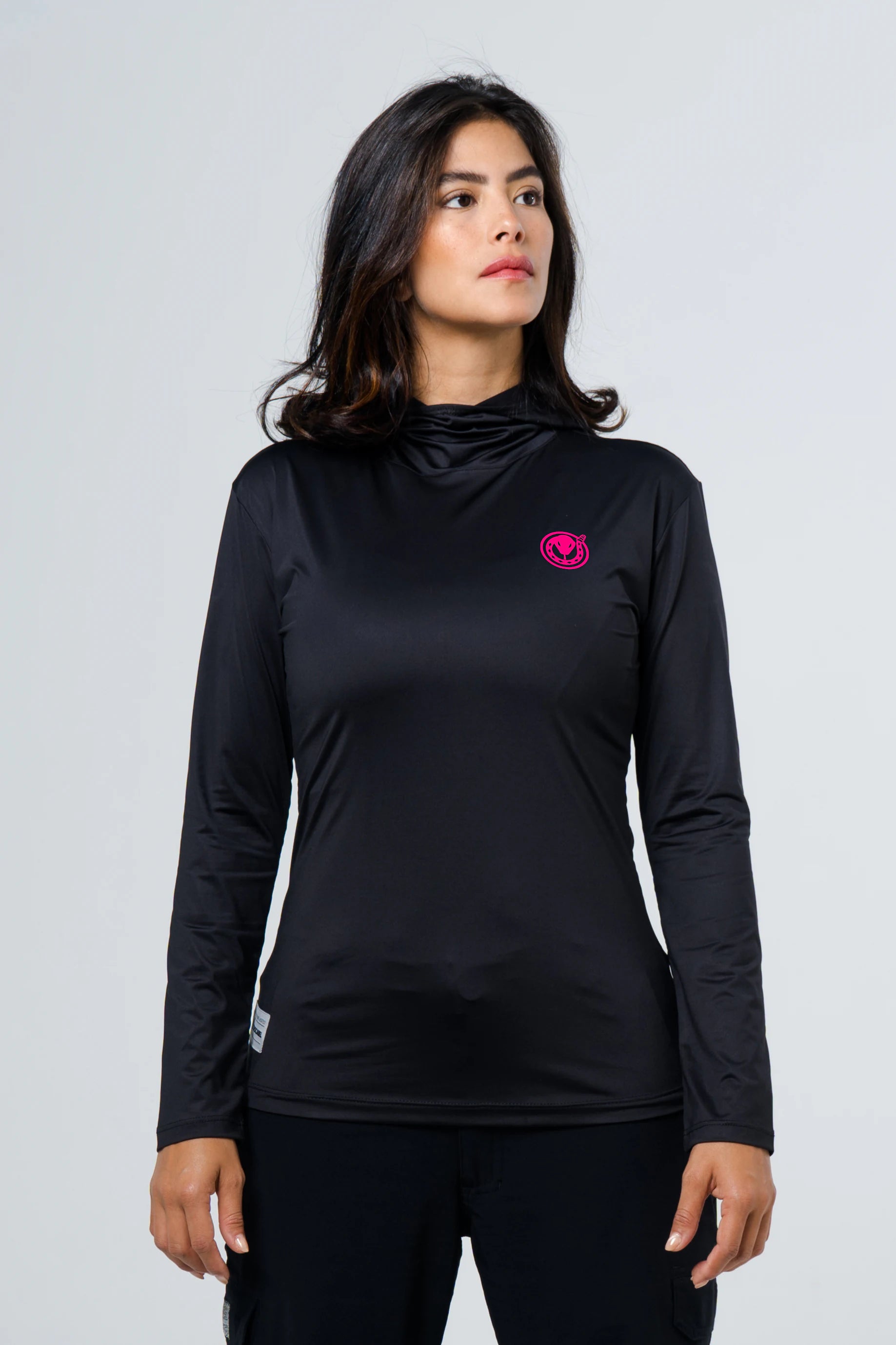 Jersey capucha dama negro fondo entero (logo fucsia)
