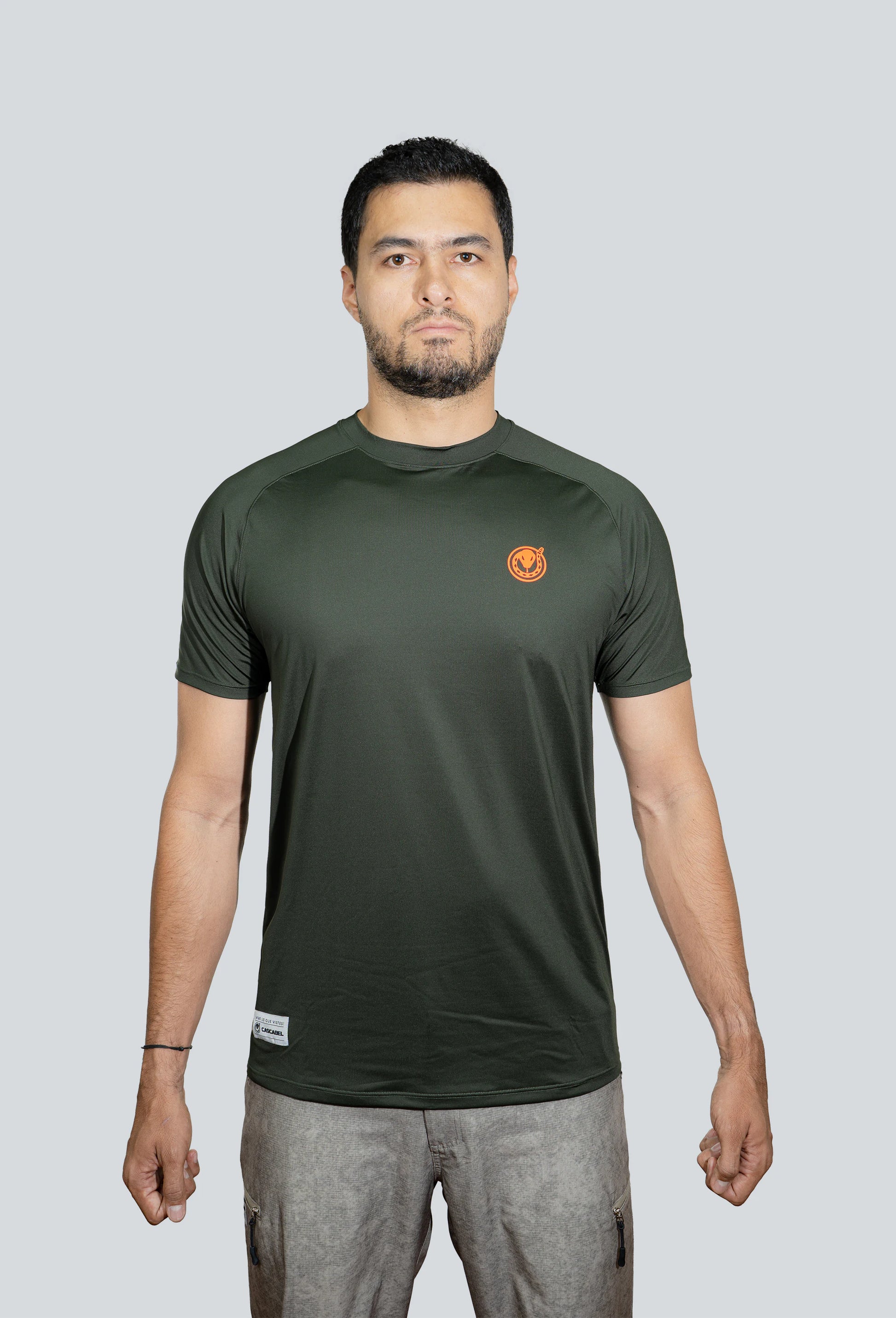 Camiseta técnica outdoor cascabel verde militar oscuro fondo entero