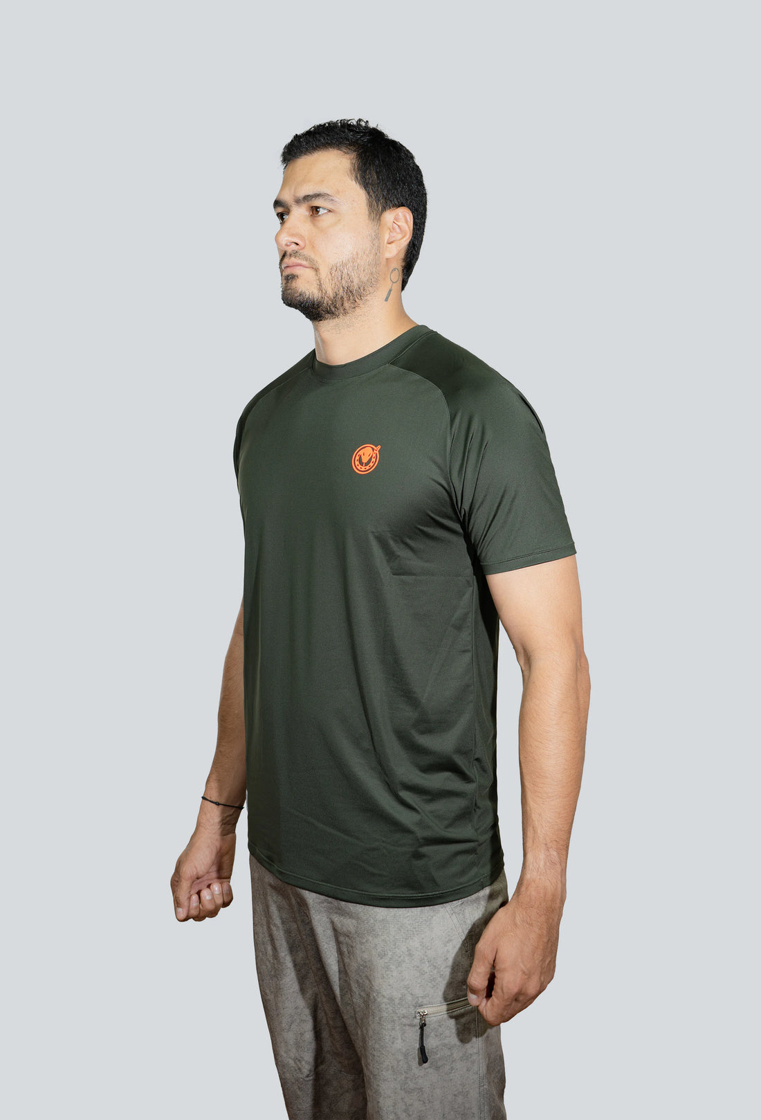 Camiseta técnica outdoor cascabel verde militar oscuro fondo entero