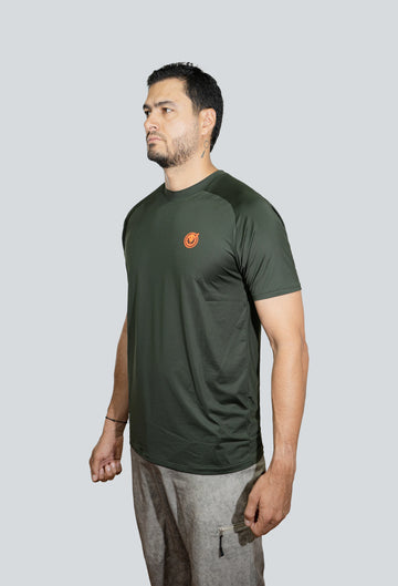 Camiseta técnica outdoor cascabel verde militar oscuro fondo entero