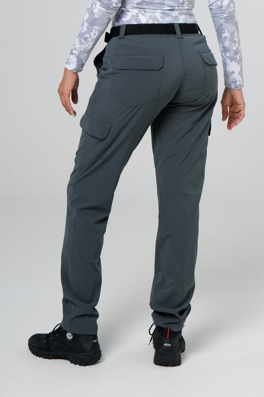 Pantalón licrado outdoor gris fondo entero