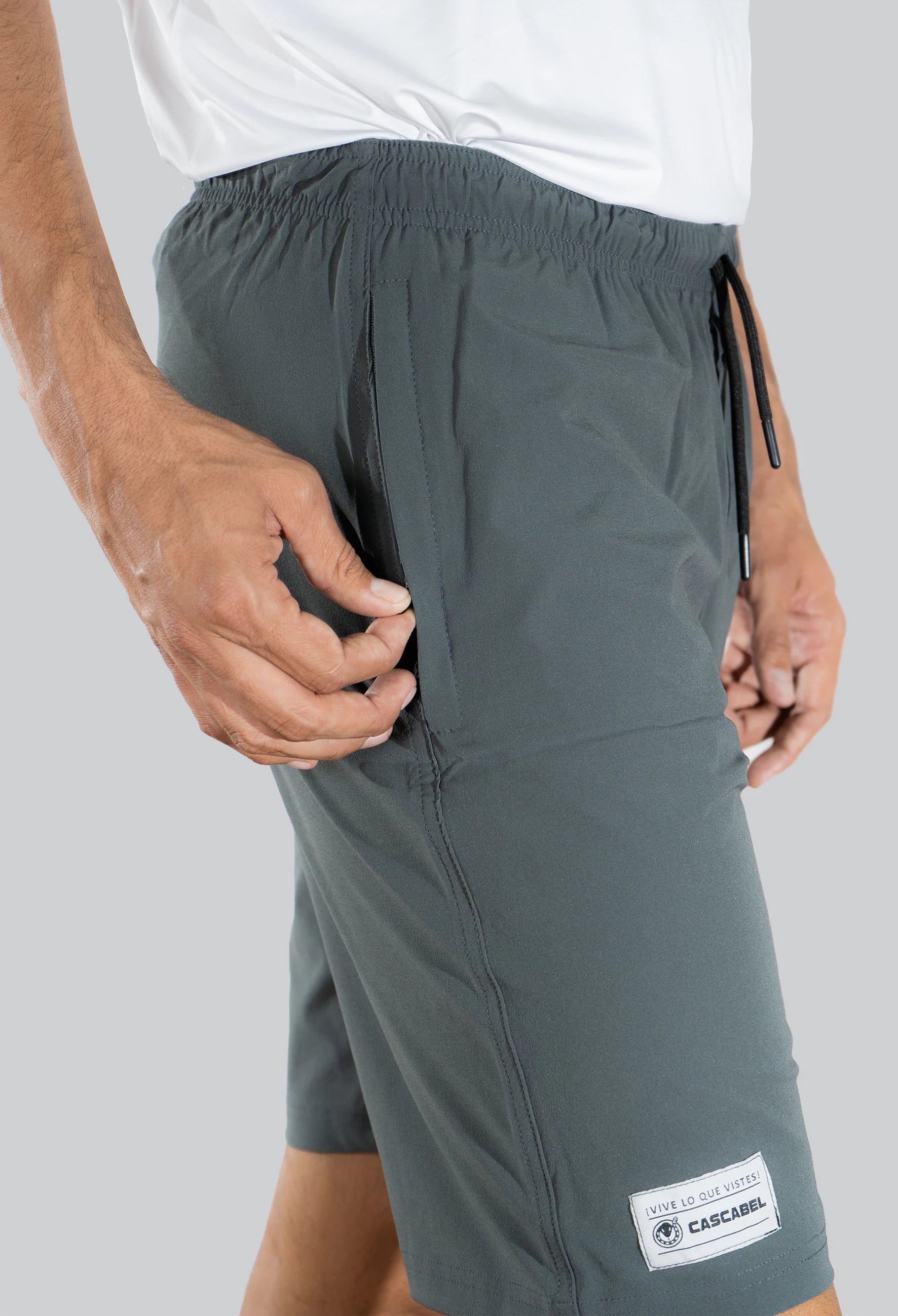 Pantaloneta licrada cierre bolsillos gris oscuro