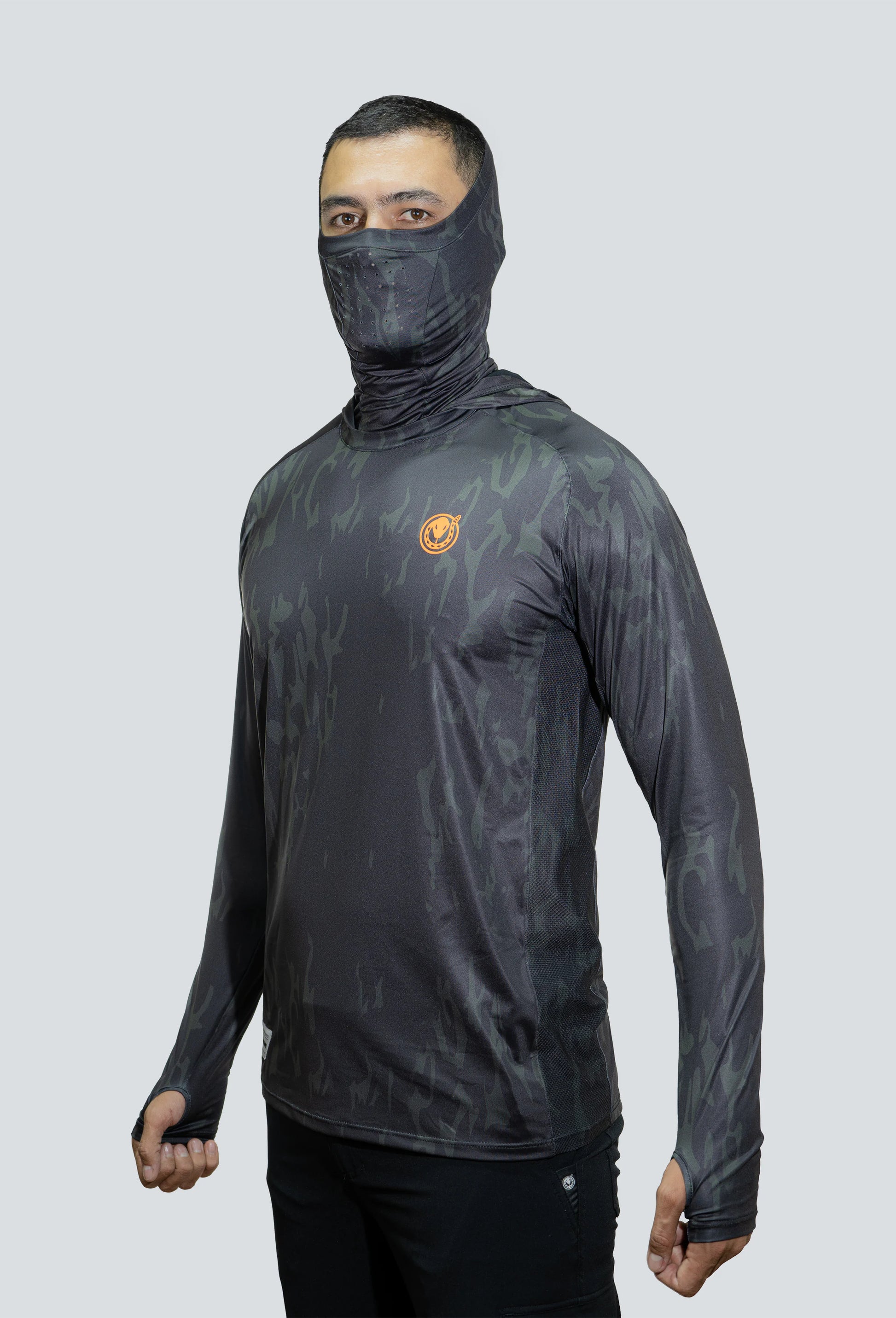 Jersey tecnico UV con proteccion facial integrada cammo militar black tex