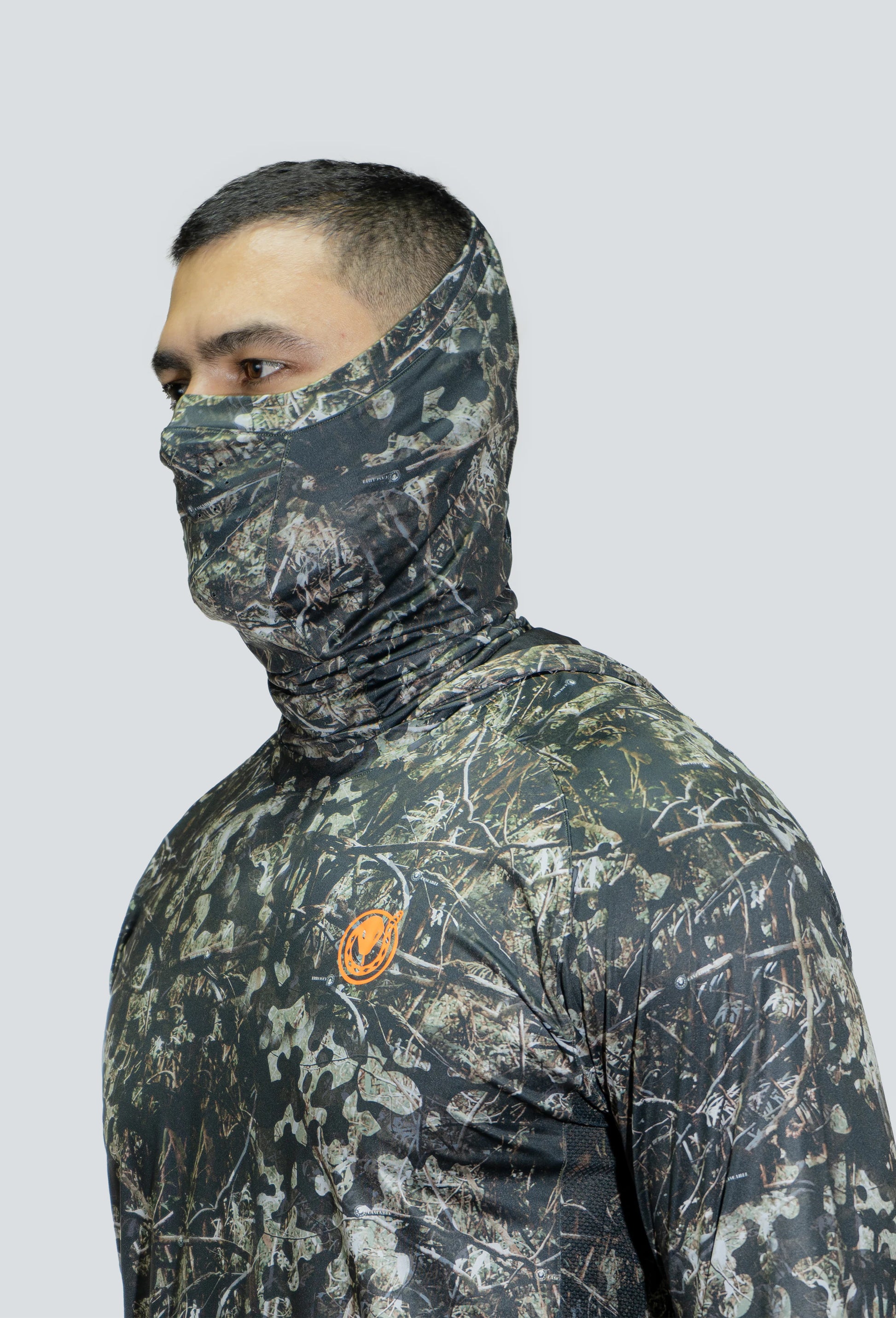 Jersey tecnico UV con proteccion facial integrada cammo pantanoso