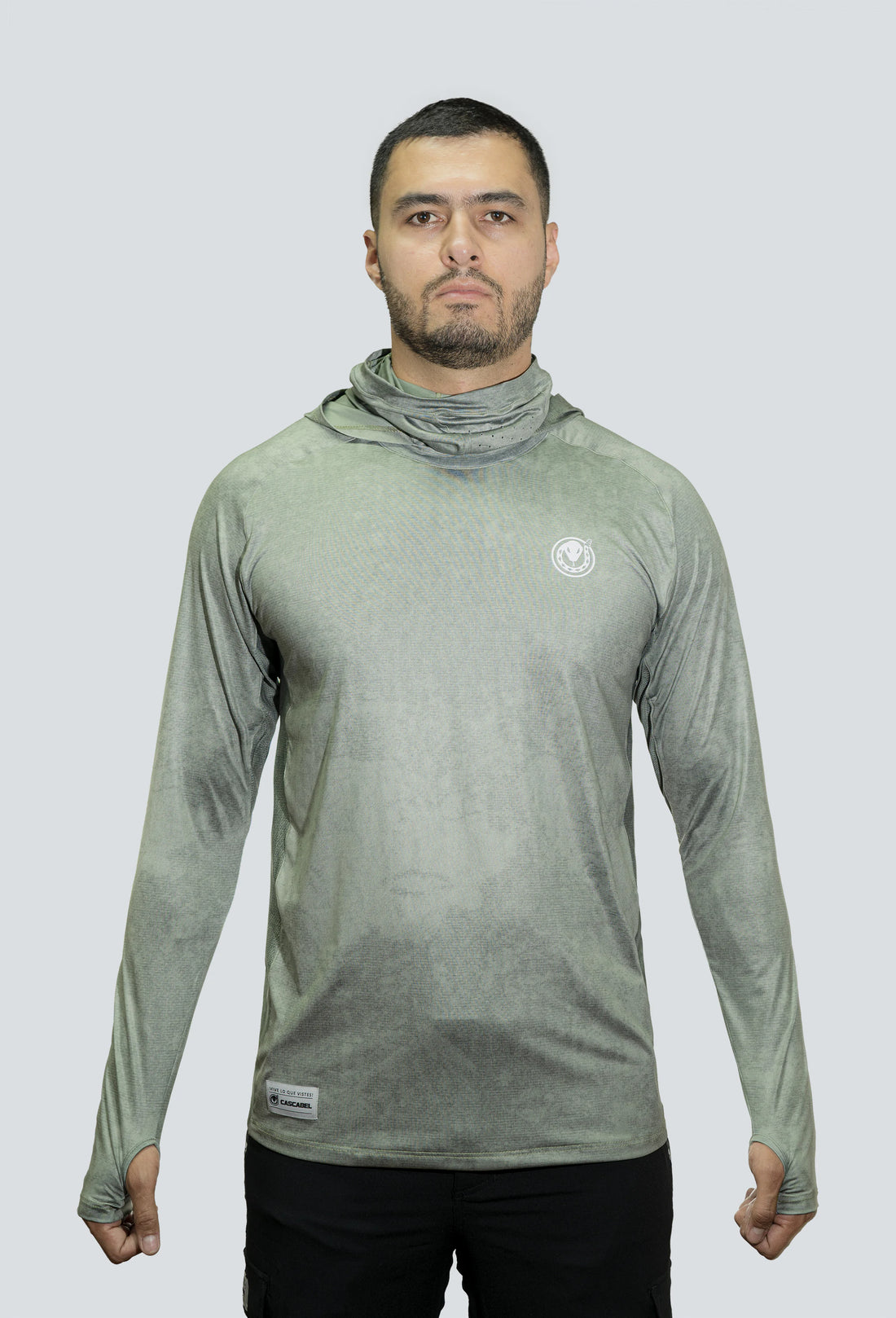 Jersey tecnico UV con proteccion facial integrada textura verde fondo