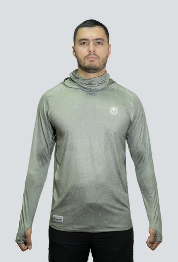 Jersey tecnico UV con proteccion facial integrada textura verde fondo