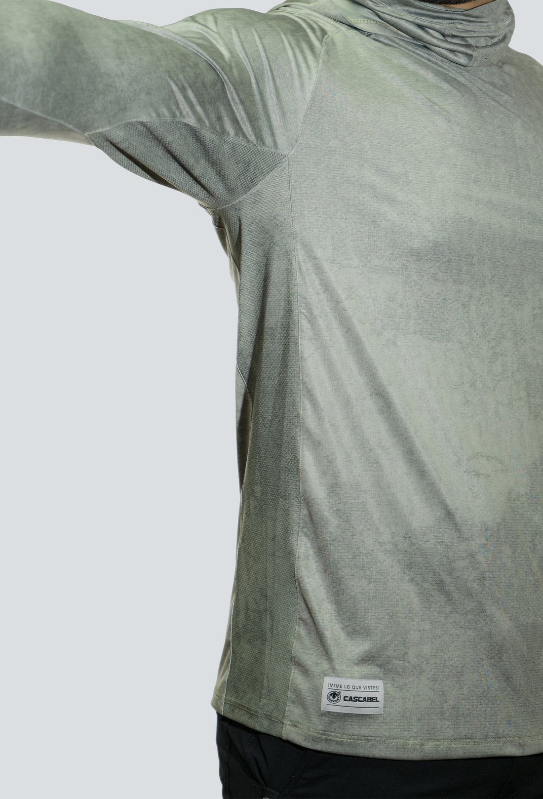 Jersey tecnico UV con proteccion facial integrada textura verde fondo