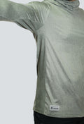 Jersey tecnico UV con proteccion facial integrada textura verde fondo