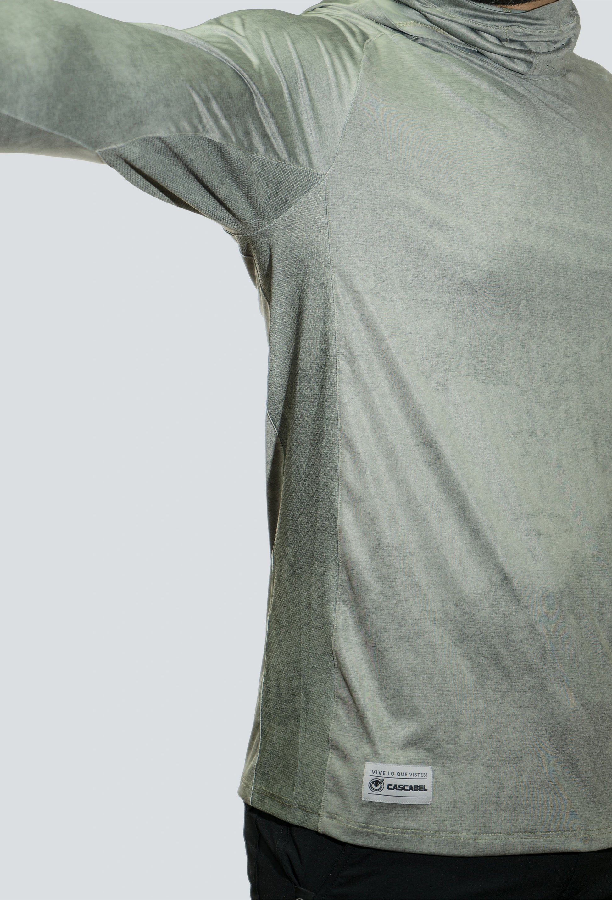 Jersey tecnico UV con proteccion facial integrada textura verde fondo