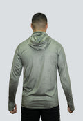 Jersey tecnico UV con proteccion facial integrada textura verde fondo