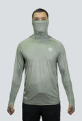 Jersey tecnico UV con proteccion facial integrada textura verde fondo