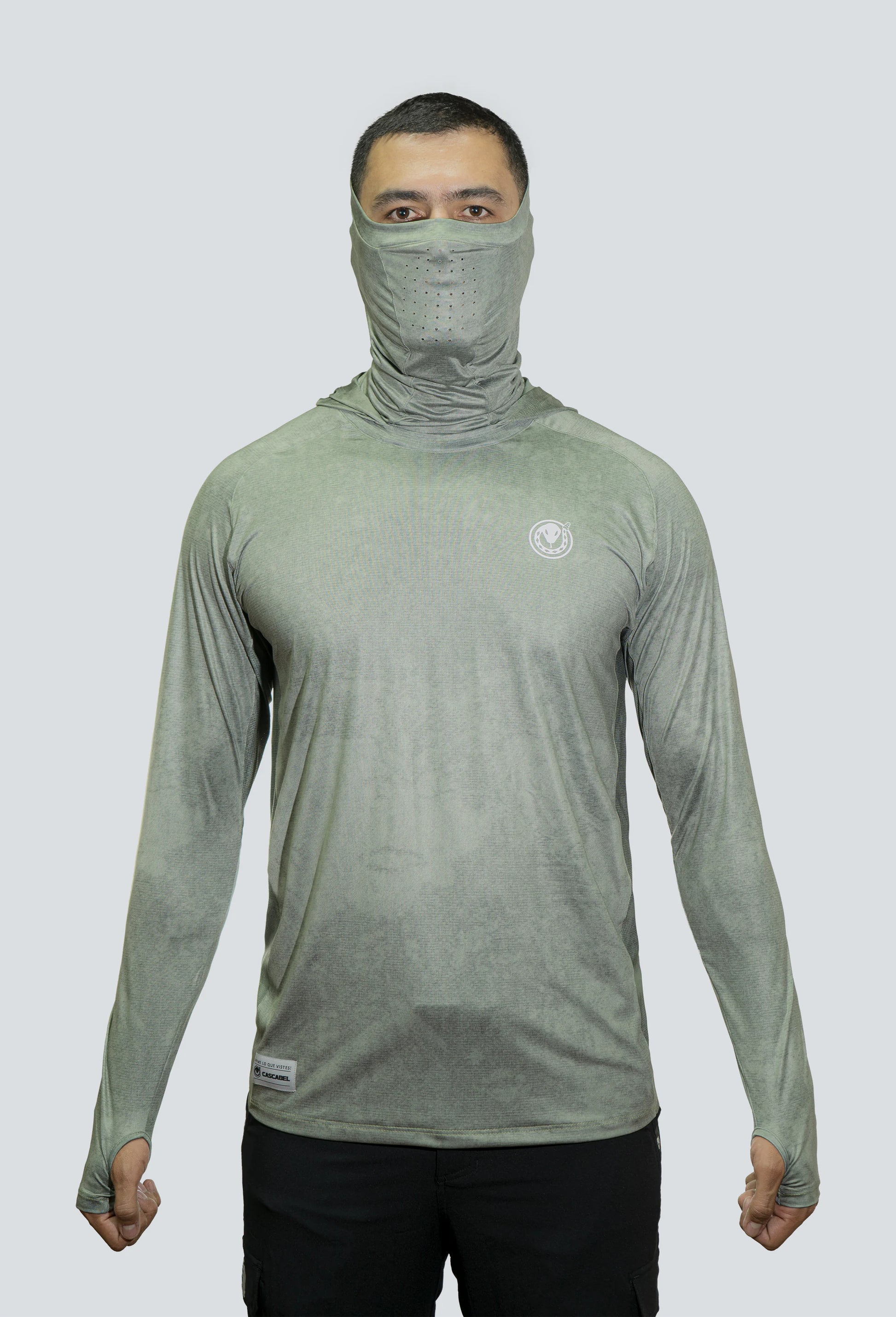 Jersey tecnico UV con proteccion facial integrada textura verde fondo