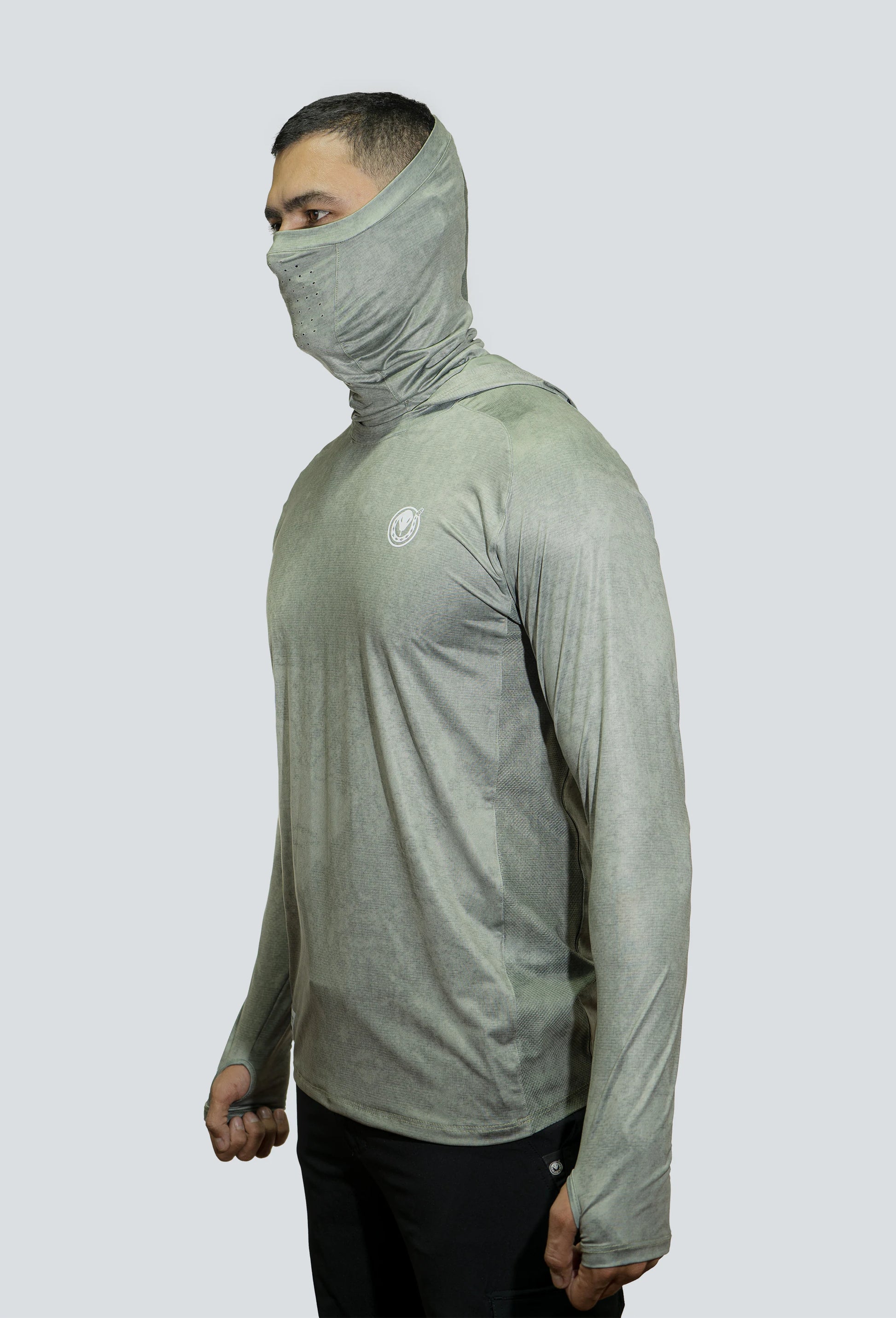 Jersey tecnico UV con proteccion facial integrada textura verde fondo