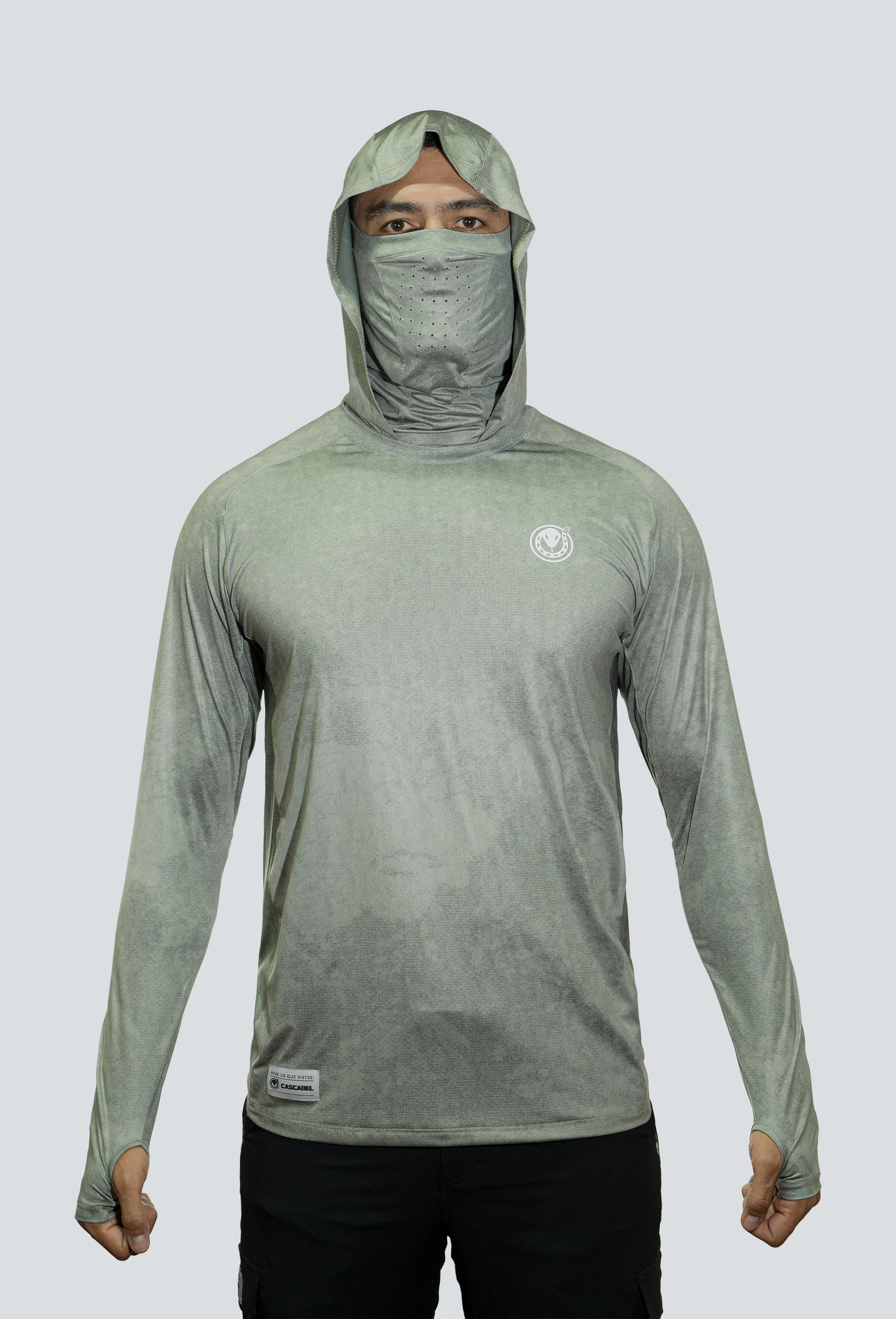 Jersey tecnico UV con proteccion facial integrada textura verde fondo