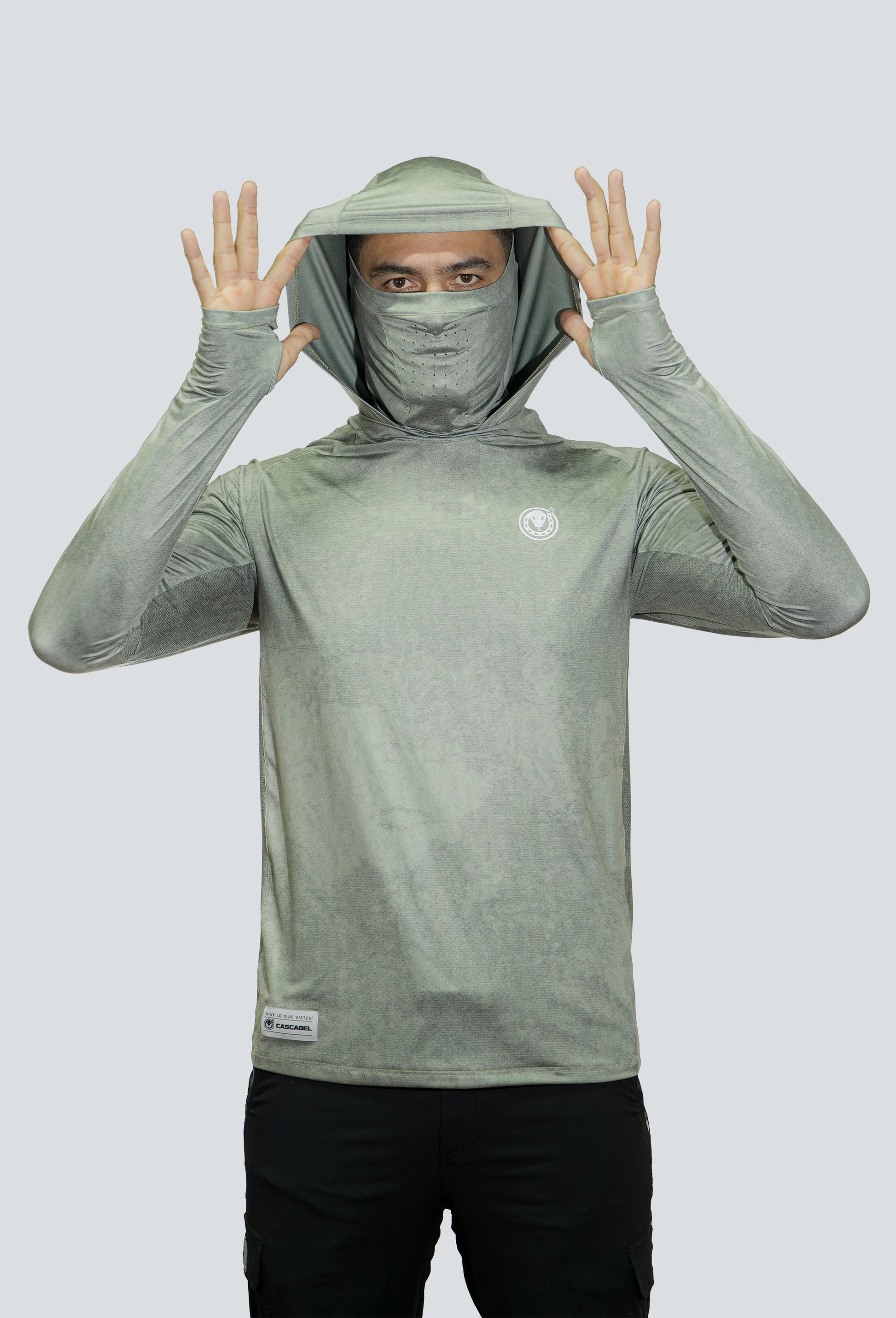 Jersey tecnico UV con proteccion facial integrada textura verde fondo