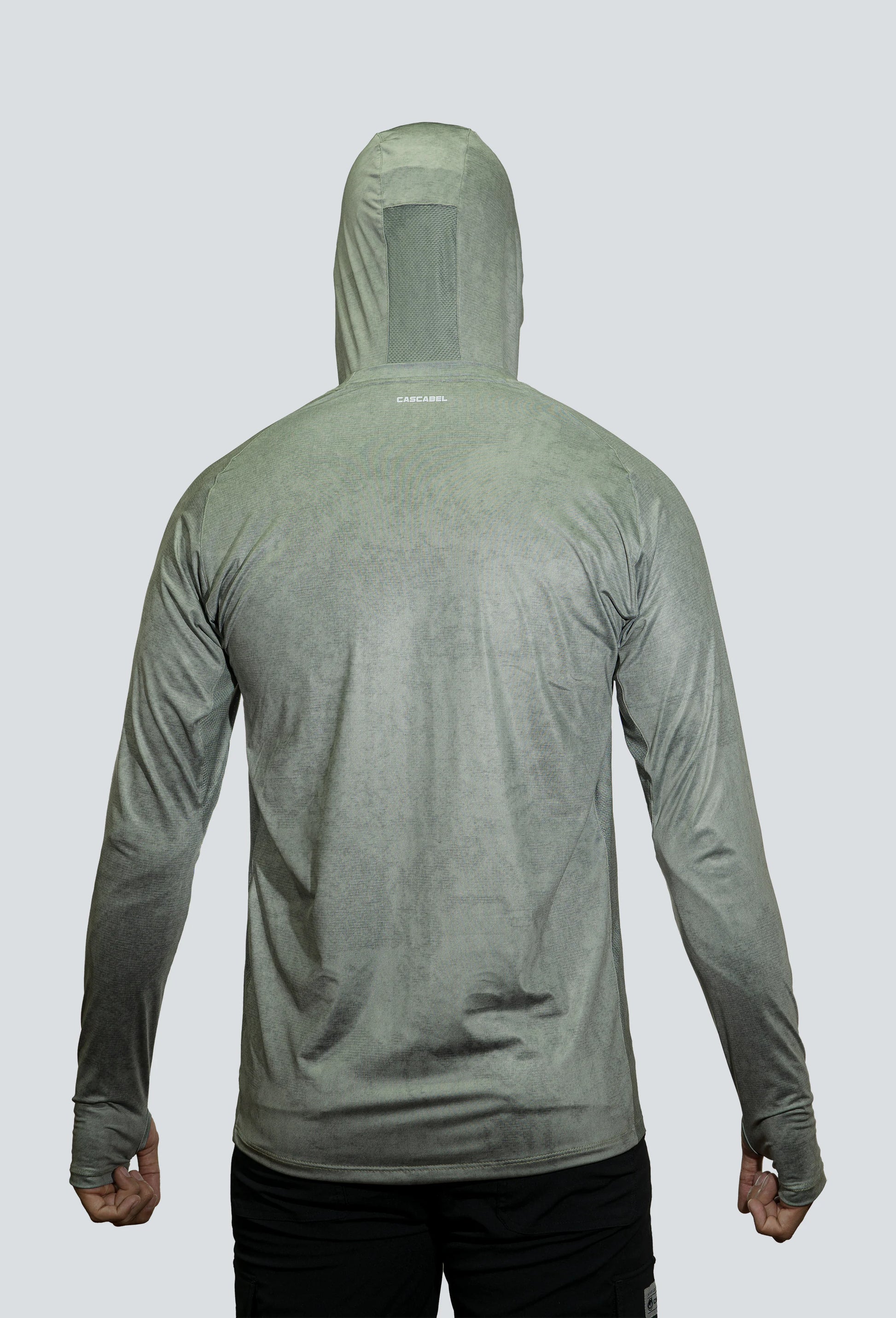 Jersey tecnico UV con proteccion facial integrada textura verde fondo
