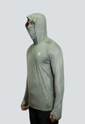 Jersey tecnico UV con proteccion facial integrada textura verde fondo